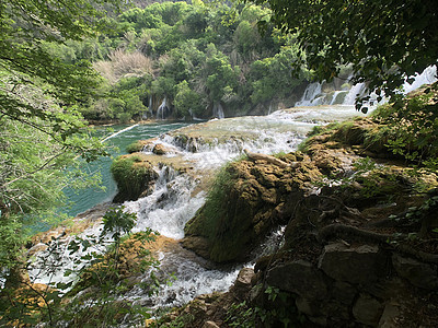 Krka国家公园瀑布森林岩石风景图片