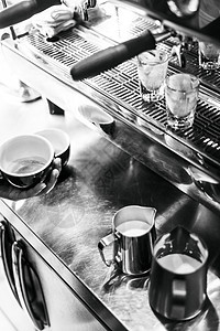 用现代机器制作浓缩咖啡的特写细节眼镜黑与白咖啡店咖啡黑色酒吧玻璃快报潮人白色图片