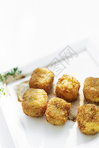 简单素食用餐菜边盘子的薯条马铃薯广场croquettes土豆盘子食品掘金油炸正方形推介会起动机白色小吃图片