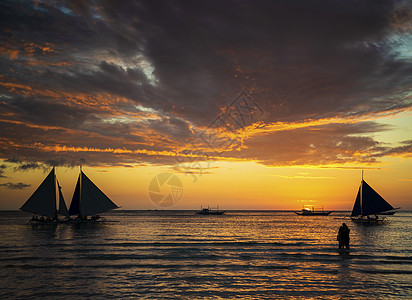 黄昏时 在波罗凯岛菲里平端有帆船和游客水平戏剧性情调背光太阳旅游环境航行地平线天堂图片