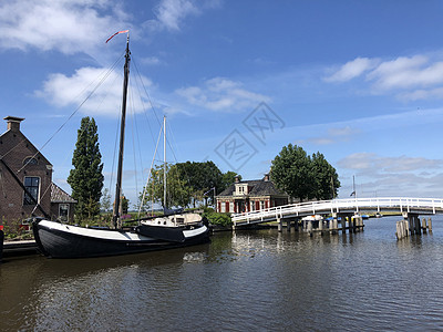 在Gaastmeer的帆船和一座桥图片