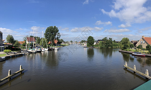 希格河运河的全景旅游村庄反射运河帆船图片