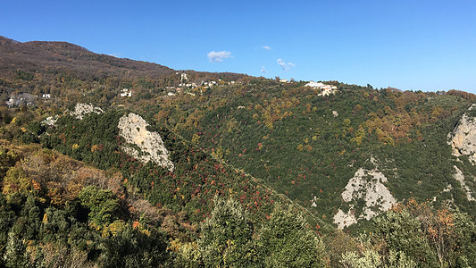 看着加藤Xorichti森林蓝天旅行岩石天空全景风景旅游石头爬坡图片