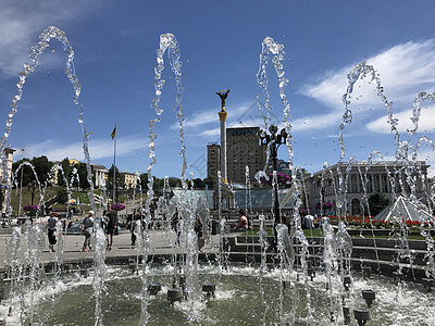 独立广场的不老泉正方形建筑物纪念碑雕像天空背景图片