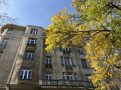 华沙的建筑窗户建筑学阳台天空背景图片