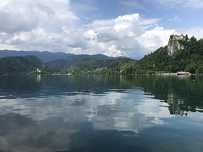 斯洛文尼亚的湖泊流血森林蓝色城堡反射教会背景图片