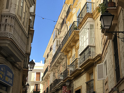 Cadiz 的建筑结构历史城市房子公寓灯笼街道阳台图片