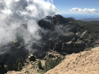 的云层风景天空岩石森林火山顶峰图片