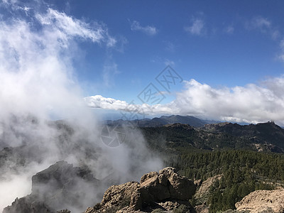 的云层天空火山森林风景岩石顶峰图片