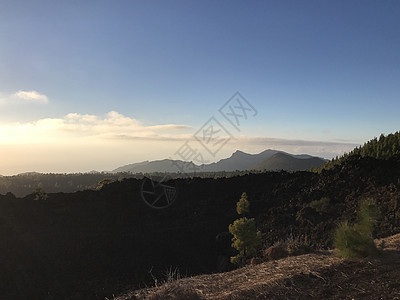 太阳在云上岩石森林火山图片