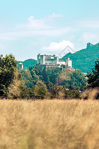 堡 奥地利美丽的中世纪城堡 旅游景点场地牧歌城市蓝天建筑学建筑全景据点太阳山脉背景图片