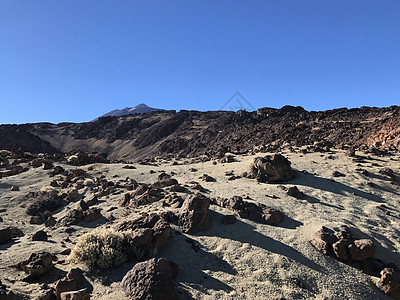 迭代山周围的景观岩石火山顶峰月亮太阳图片