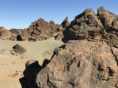 迭代山周围的景观太阳岩石月亮顶峰火山图片