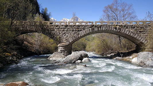 横跨一条溪流的桥图片