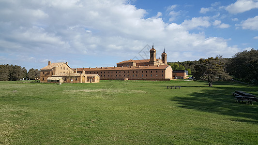 圣胡安德拉皮尼亚修道院反射建筑图片