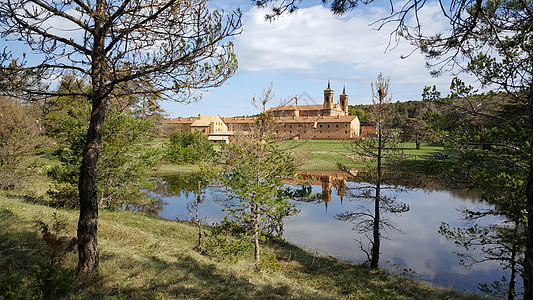 圣胡安德拉皮尼亚修道院建筑反射池塘图片