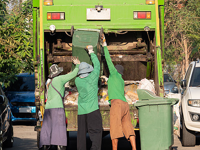 垃圾收集服务垃圾收集团队捡起垃圾将垃圾倒入垃圾车图片