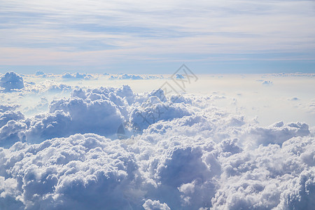 蓬松云的鸟瞰图 从飞机窗口的顶视图旅行航班窗户环境天堂天线气氛蓝色空气太阳图片