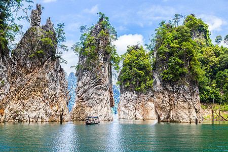 泰国乔索克国家公园的美丽的山地湖边河流天空和自然景点旅游巡航假期闲暇森林冒险娱乐场景旅行岩石图片