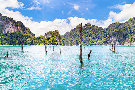 泰国乔索克国家公园的美丽的山地湖边河流天空和自然景点巡航蓝色公园场景旅行娱乐旅游国家热带岩石图片