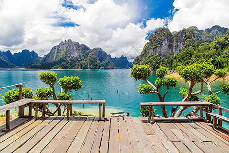 泰国或Khao Sok国家公园的美丽湖泊和山丘图片