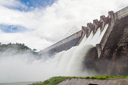 大坝是一座水坝 在泰国地区有水电站 灌溉和洪水保护技术水闸瀑布闸门金属车站水电地标旅行环境图片