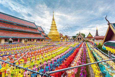 在泰国举办灯光节的塔台宗教风格建筑学艺术金子宝塔旅游建筑日落庆典图片