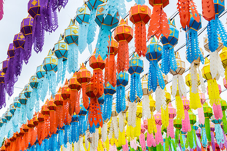 在泰国举办灯光节的塔台地标宗教蓝色旅行建筑宝塔金子寺庙游客艺术图片