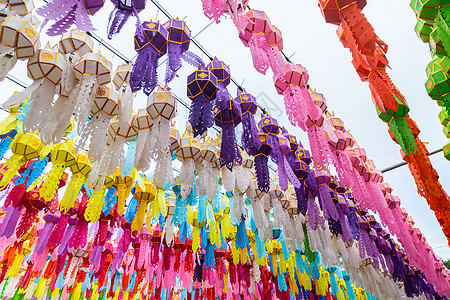 在泰国举办灯光节的塔台寺庙游客蓝色地标旅行建筑旅游风格佛教徒宗教图片