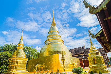 美丽的金塔 蓝色的天空 在泰国的中心游客崇拜艺术建筑学地标佛教徒场景古董国王图片