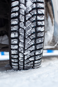 冬季路上的汽车轮胎被雪覆盖季节车轮运输风险冻结驾驶天气危险公路阳光图片