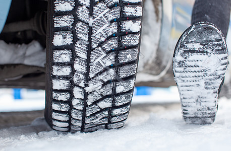 冬季路上的汽车轮胎被雪覆盖雪花冻结公路暴风雪摄影交通假期安全车辆车轮图片