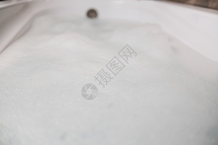与破裂的泡影的白色泡沫 准备洗澡 水温泉奶油肥皂淋浴材料洗涤宏观卫生洗发水女性图片