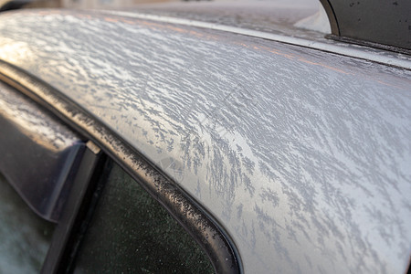 早晨银色汽车表面的薄冰霜  特写镜头 有选择的焦点车辆磨砂气候运输季节窗户水晶冻结天气图片