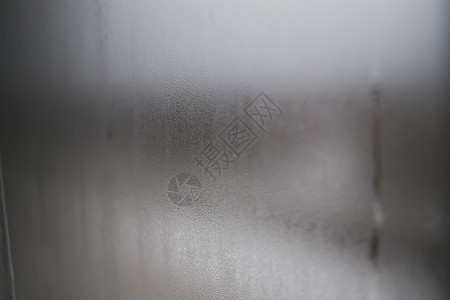 窗户被雾蒙蒙了 在一个阴沉的日子里 在家里孤立的时候 在湿漉漉的玻璃上画画 灰色图片