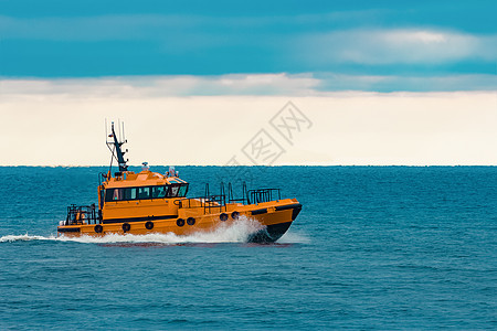 橙色领航船服务船运救援发动机运输领导拖船帮助海岸线蓝色图片