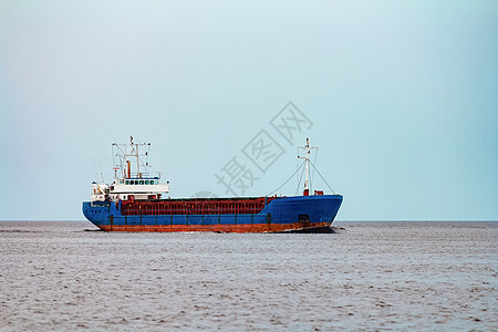 蓝货船正在航行产品多云航海商品运输蓝色货物大部分红色绿色图片