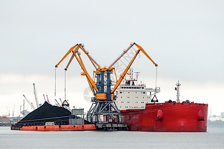 大型红货船装载海洋船运港口加载进口物流库存卸载出口煤炭图片