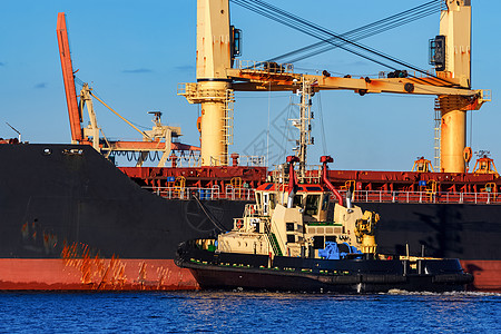 黑货船舶停泊红色货物贸易航海船运车站技术工艺运输国际图片