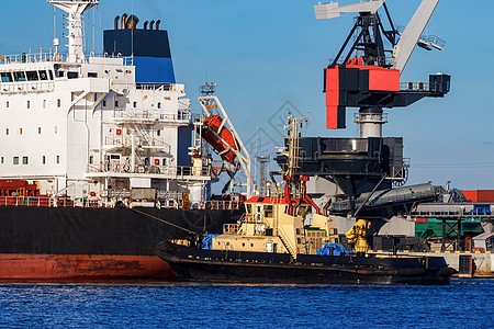 黑货船舶停泊领航红色货运货物贸易引擎工作拖船物流国际图片