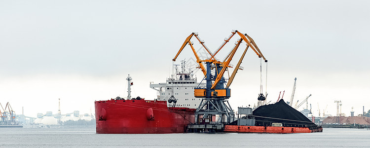 大型红货船装载运输进口货运加载血管起重机库存港口海洋物流图片