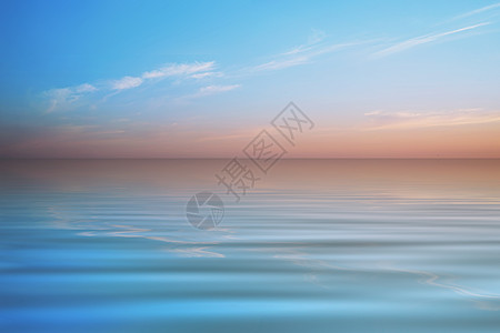 在一个平静的海面上天空地平线开放水面蓝色太阳辉光高度空间反射图片