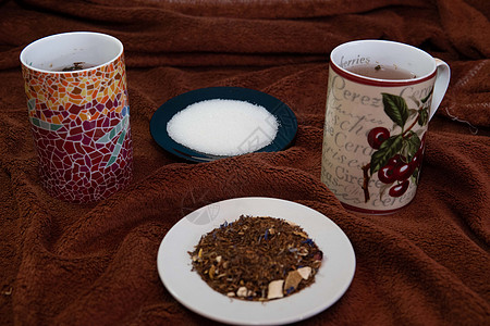 用糖吃 用糖喝 用天然的茶杯和两杯饮料图片