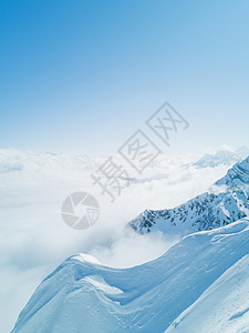 冬季高山场景薄雾岩石天空童话冰川晴天山脉旅行首脑图片