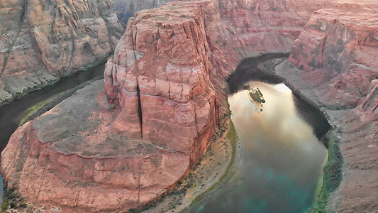 夏季直升机在日落时看到马蹄本德和科罗罗拉多河荒野沙漠峡谷洞穴旅行反射鸟瞰图天线岩石地标图片