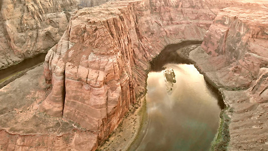 夏季直升机在日落时看到马蹄本德和科罗罗拉多河荒野砂岩反射国家天空公园地标侵蚀马蹄铁悬崖图片