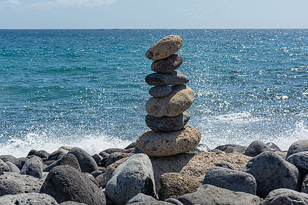 海景 岩石海岸对海的石头金字塔图片