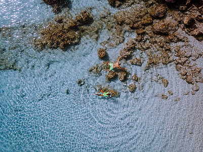 希腊克里特岛 希腊克里特岛上的 Balos 泻湖 游客在 Balos 海滩清澈的海水中放松和沐浴热带地标旅行假期天蓝色太阳女士蓝图片