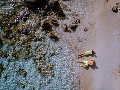 希腊克里特岛 希腊克里特岛上的 Balos 泻湖 游客在 Balos 海滩清澈的海水中放松和沐浴旅游旅行海岸游泳假期女士全景海景图片