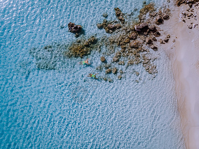 希腊克里特岛 希腊克里特岛上的 Balos 泻湖 游客在 Balos 海滩清澈的海水中放松和沐浴假期天堂海岸游泳夫妻女士旅游海岸图片